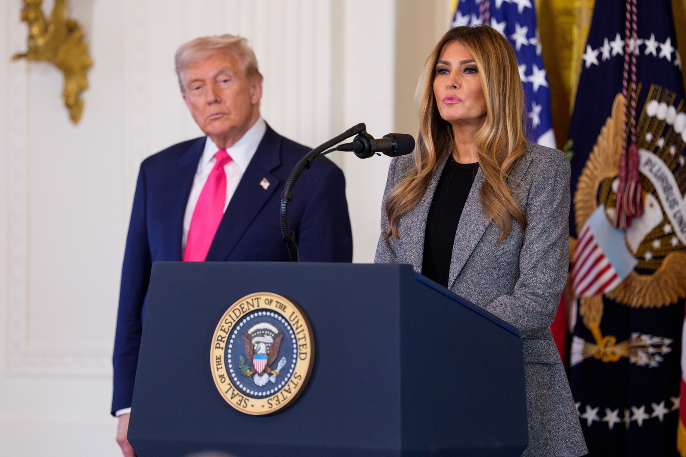 Melania Trump a semnat un ordin executiv alături de Donald Trump