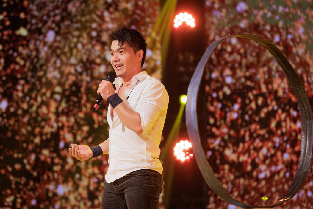 Hou Kai, primul Golden Buzz al sezonului 15 Românii au talent, a fost trimis în semifinală de Pavel Bartoș și Smiley. Povestea uluitoare a acrobatului de Cartea Recordurilor