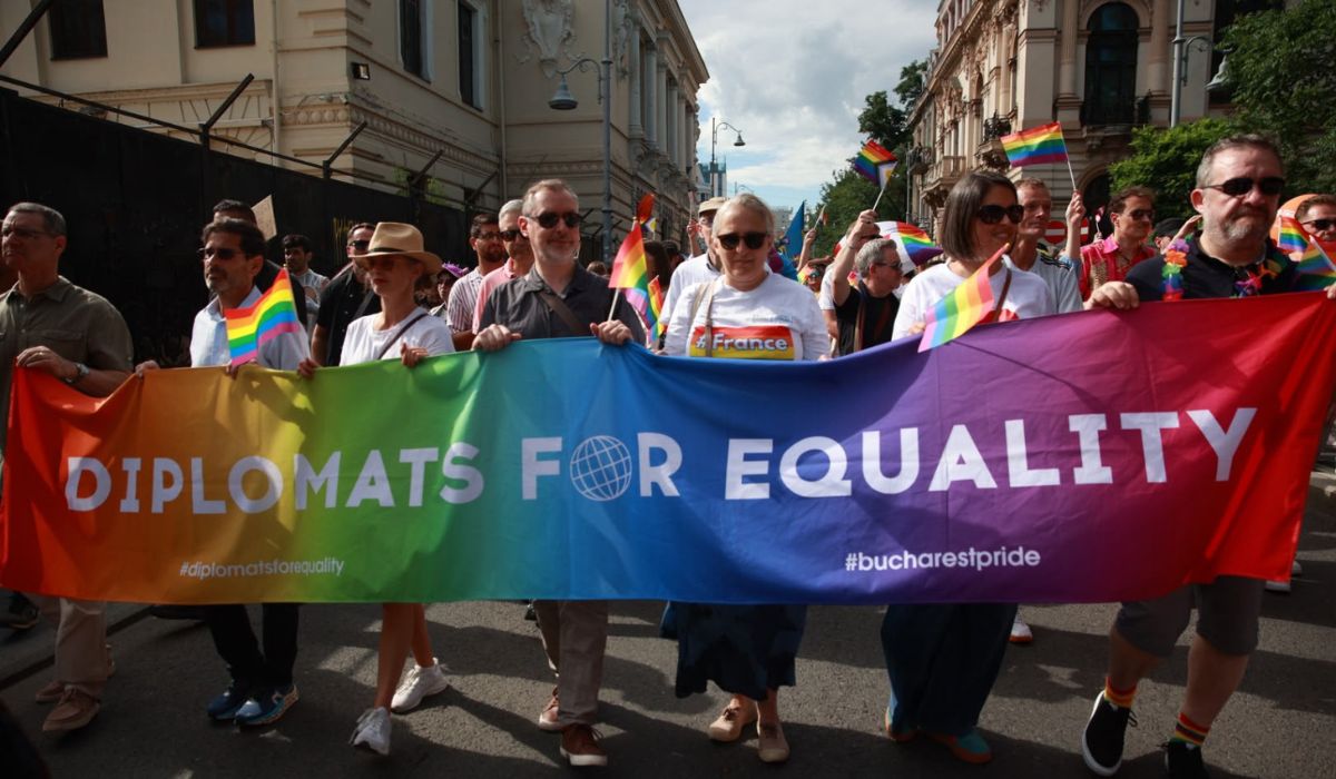 Marșul Bucharest Pride 2026: zeci de mii de oameni cer drepturi egale pentru comunitatea LGBT+ și parteneriat civil pe Calea Victoriei