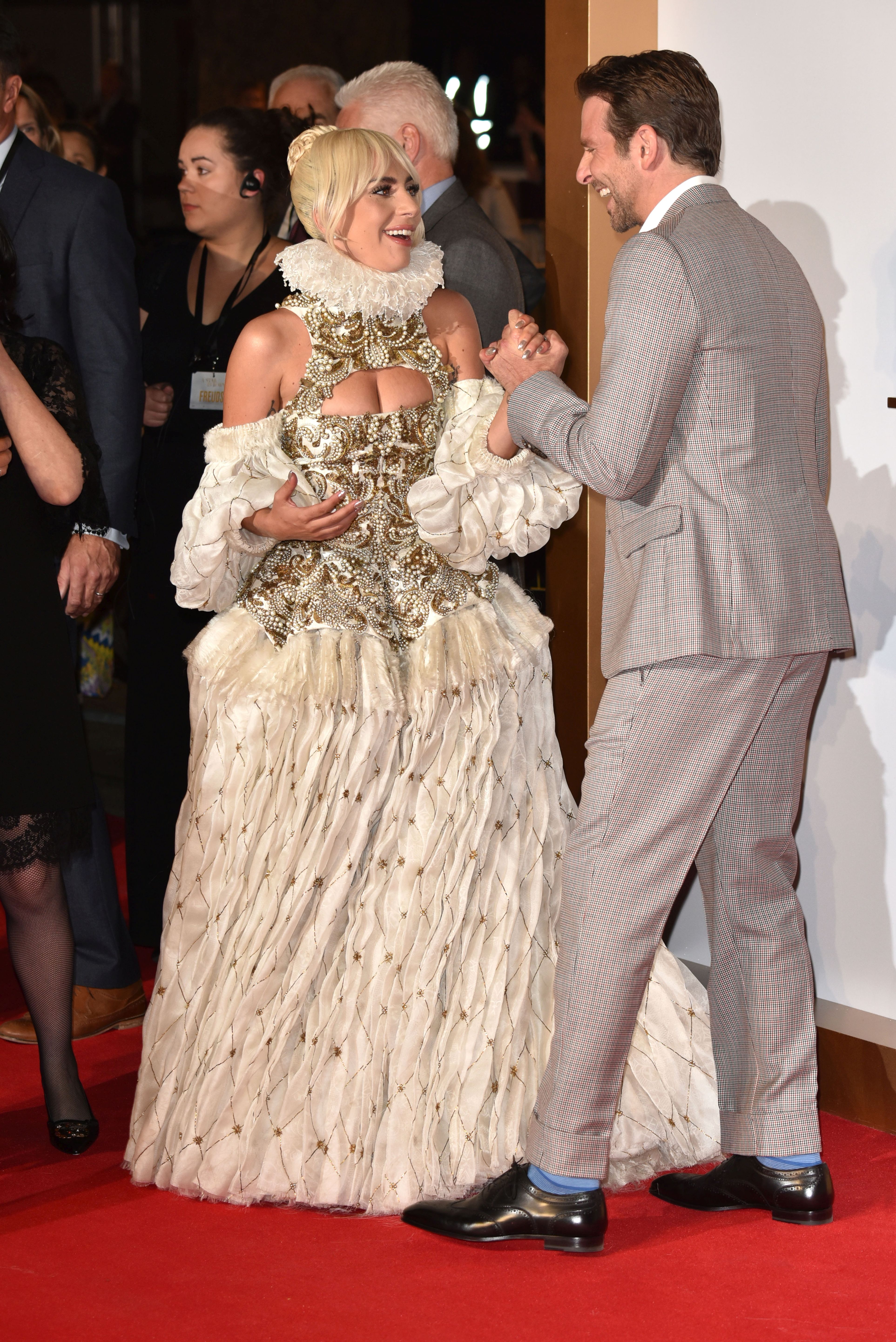 FOTO | Lady Gaga, apariție extravagantă la premiera filmului "A star is born" în UK