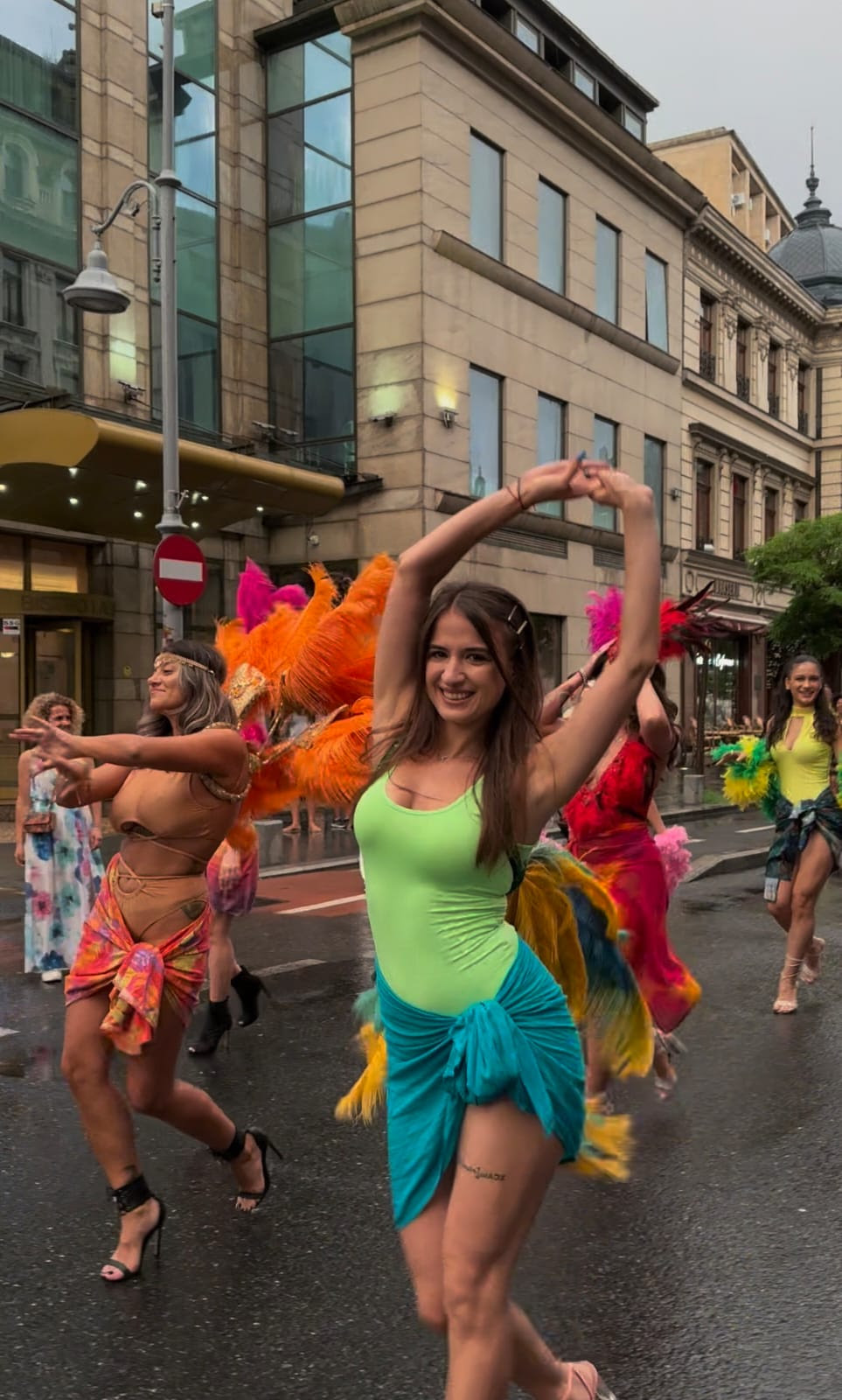 Tudor Ionescu de la Fly Project și-a scos dansatoarele pe Calea Victoriei și a împărțit înghețată trecătorilor