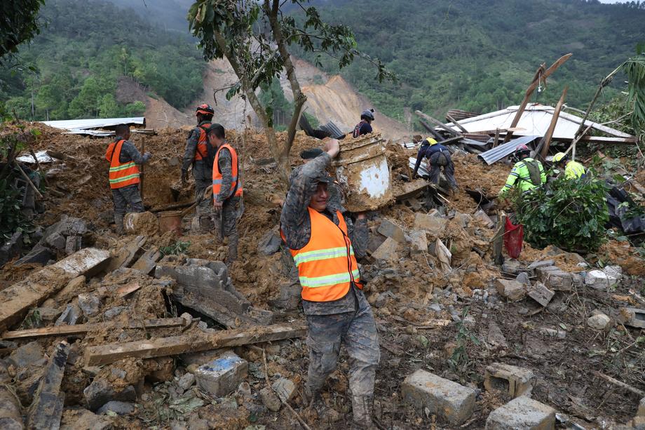 O femeie din Guatemala și-a pierdut toți cei 22 de membri ai familiei în timpul uraganului Eta. “Sunt singurul supraviețuitor”