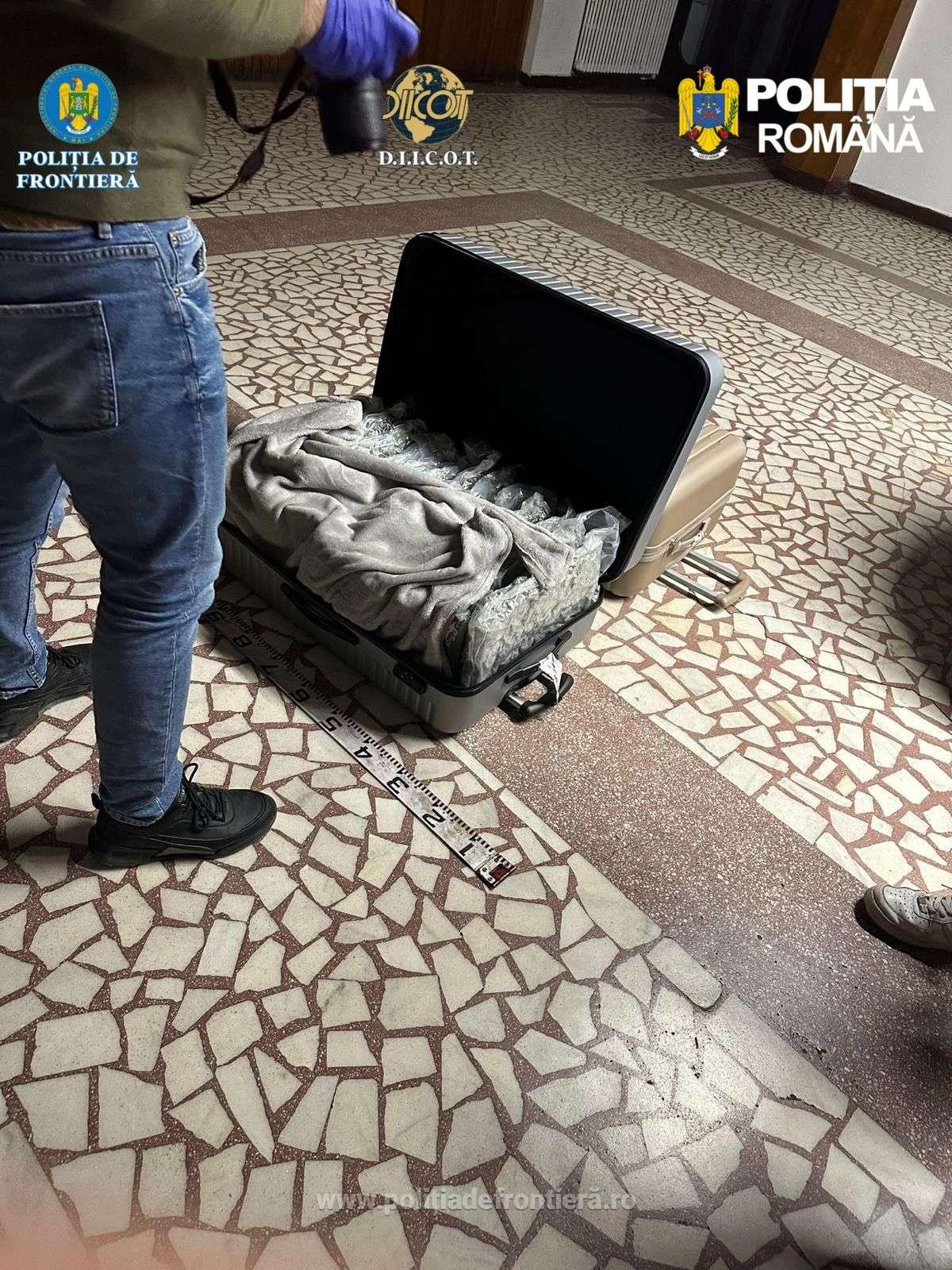 Un italian a venit din Spania până în România cu autocarul. Polițiștii l-au arestat când au văzut ce avea în valize