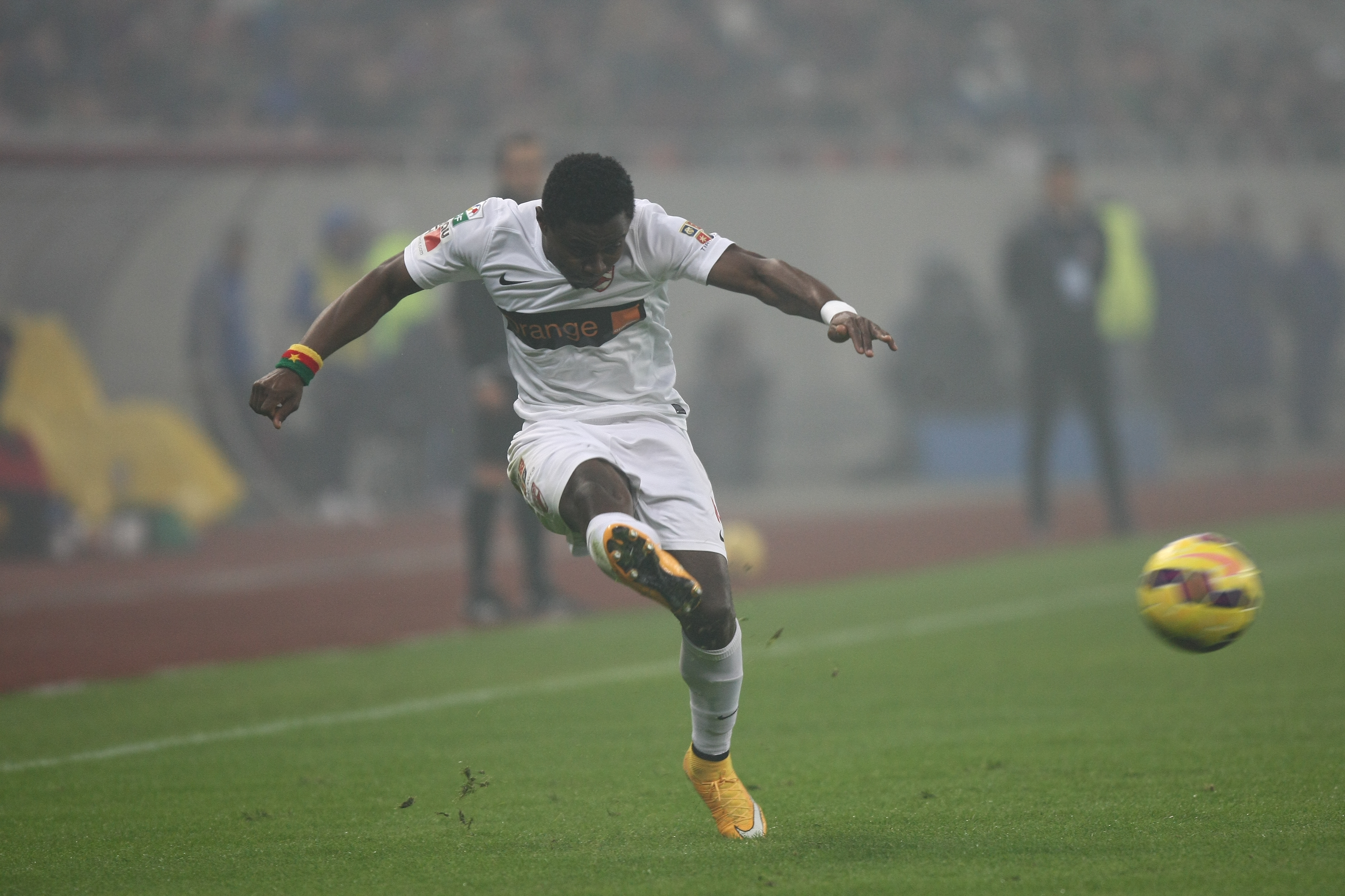 GALERIE FOTO&VIDEO/ DERBY-UL ROMÂNIEI, STEAUA - DINAMO 3-0. ^ Echipa din Ghencea i-a speriat pe ”câini” de Halloween! Szukala, Papp și Keșeru au înscris pentru roș-albaștri. Arlauskis și Bărboianu, loviți de petardele aruncate de suporteri. Băiatul lui Florentin Petre a debutat la Dinamo