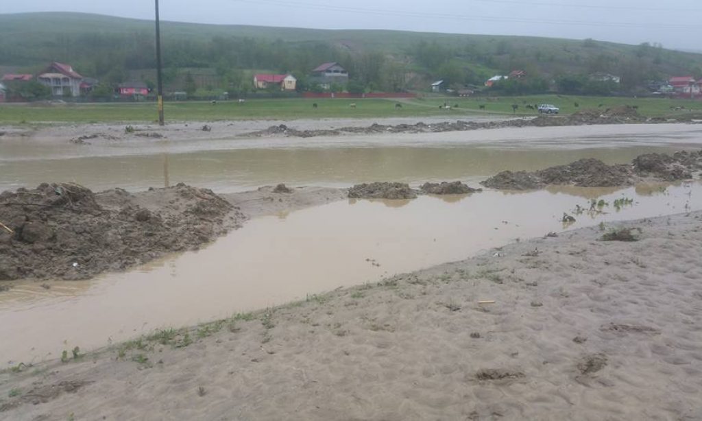 Inundații în Moldova. Zeci de oameni, evacuați din calea apelor. Mii de locuințe au rămas fără curent electric