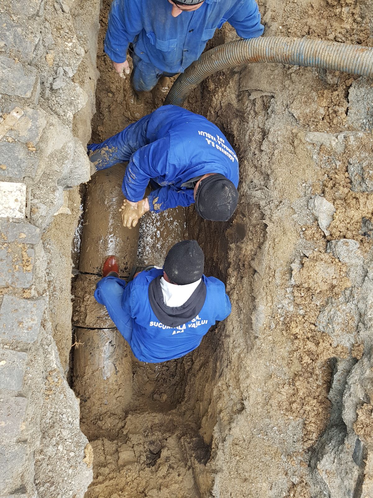 FOTO: Dorel ”a lovit” la Vaslui: conducta de apă recent înlocuită în centrul orașului se sparge în fiecare zi