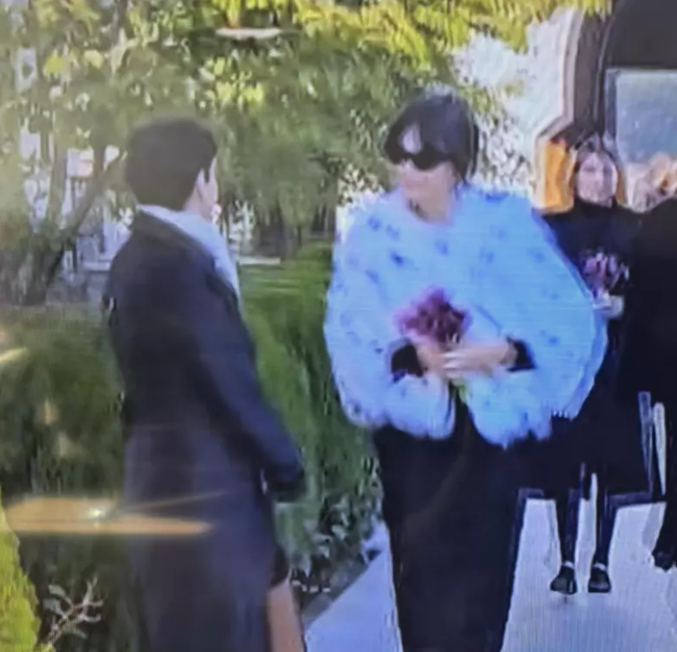 Dana Budeanu, cu lacrimi în ochi la înmormântarea Deliei Budeanu, fosta ei soacră. Cum s-a îmbrăcat vedeta și ce flori i-a adus regretatei prezentatoare TV