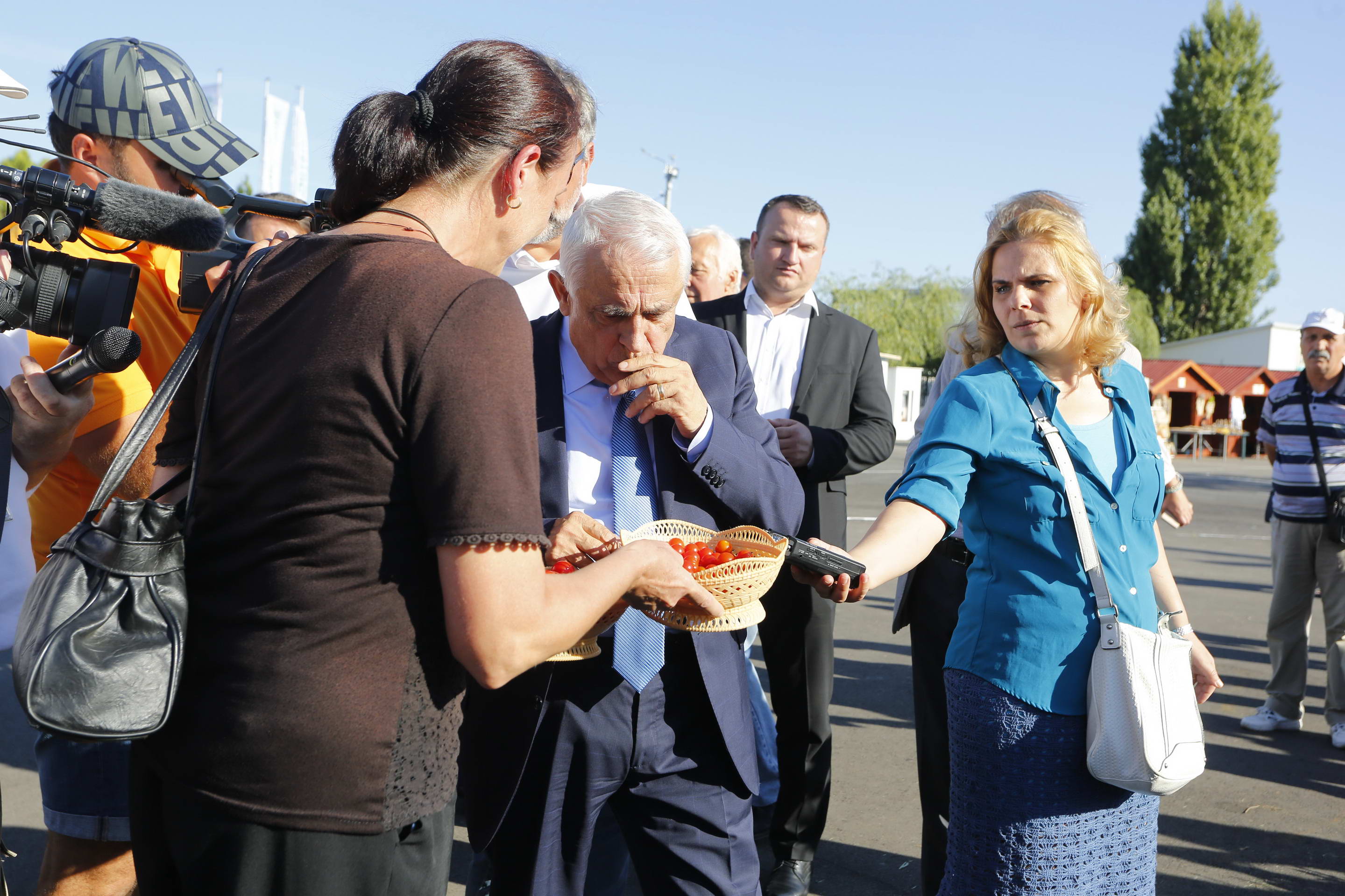 FOTOREPORTAJ/ Daea și-a cumpărat la un târg de la Buzău o căsuță artizanală, săpun de lavandă, turtă dulce, dar și ceapă și usturoi. A refuzat, în schimb, o sticlă de coniac de nuci
