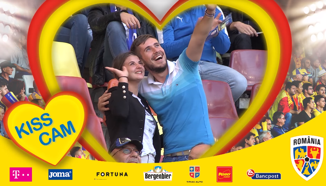Un suporter din Arad și-a cerut iubita de soție la meciul România - Serbia. Cum a făcut ”blatul” cu FRF | VIDEO