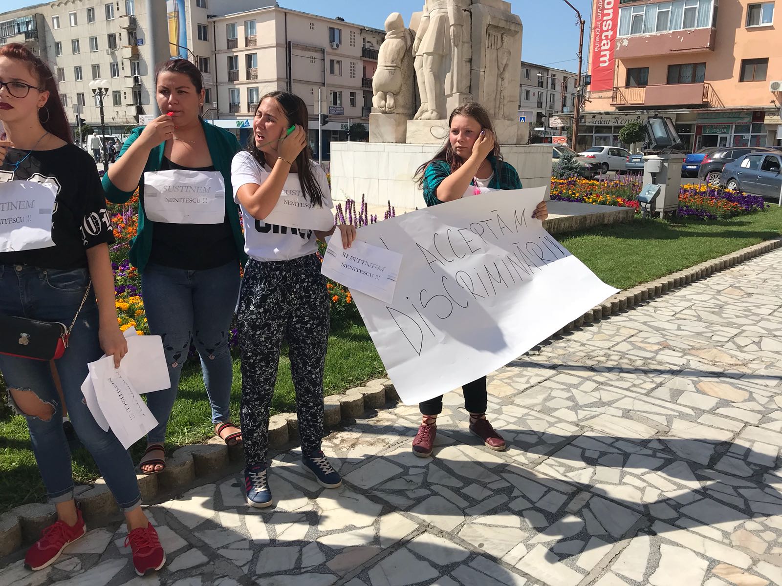 VIDEO&FOTO/ Protest în stradă al liceenilor, la Buzău. Autoritățile vor să îi mute în altă locație sau să îi comaseze
