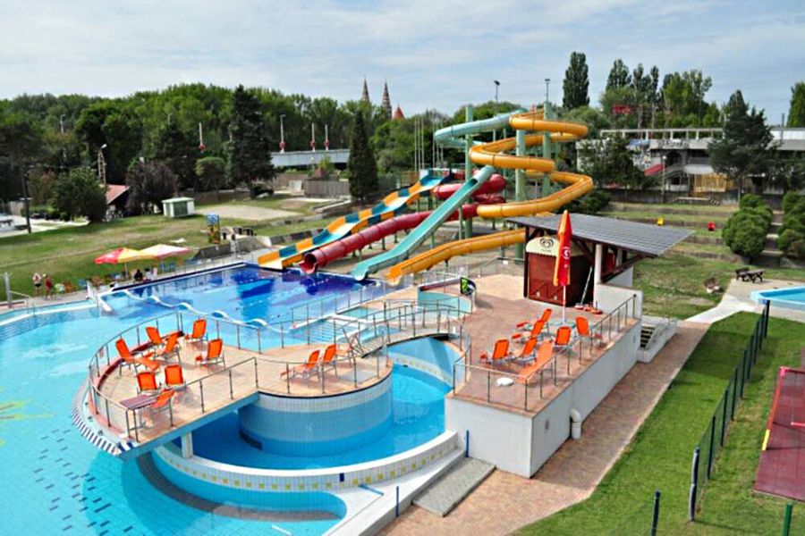 Imagini cu locul din Ungaria unde se află cel mai lung tobogan de apă din Europa. „Anaconda Albastră” are 272 de metri lungime
