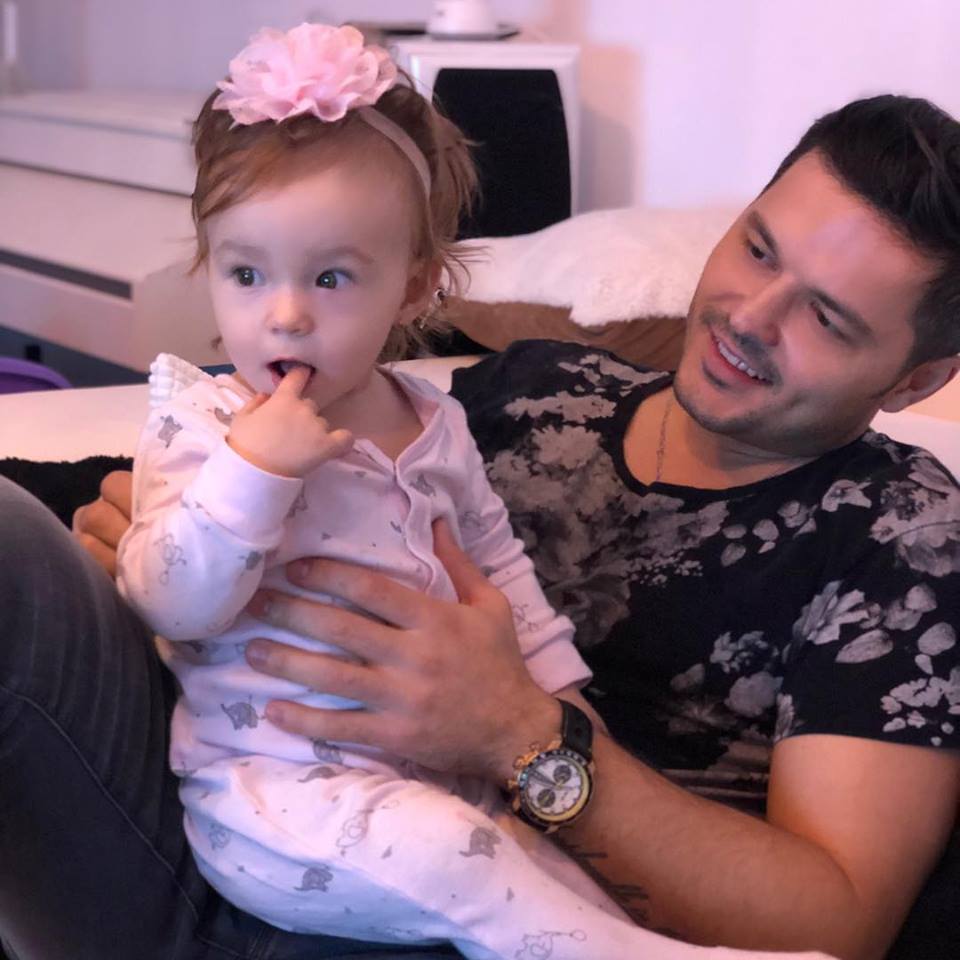 Liviu Vârciu e topit lângă fetița lui. Cum au fost filmați tatăl și fiica |  FOTO & VIDEO