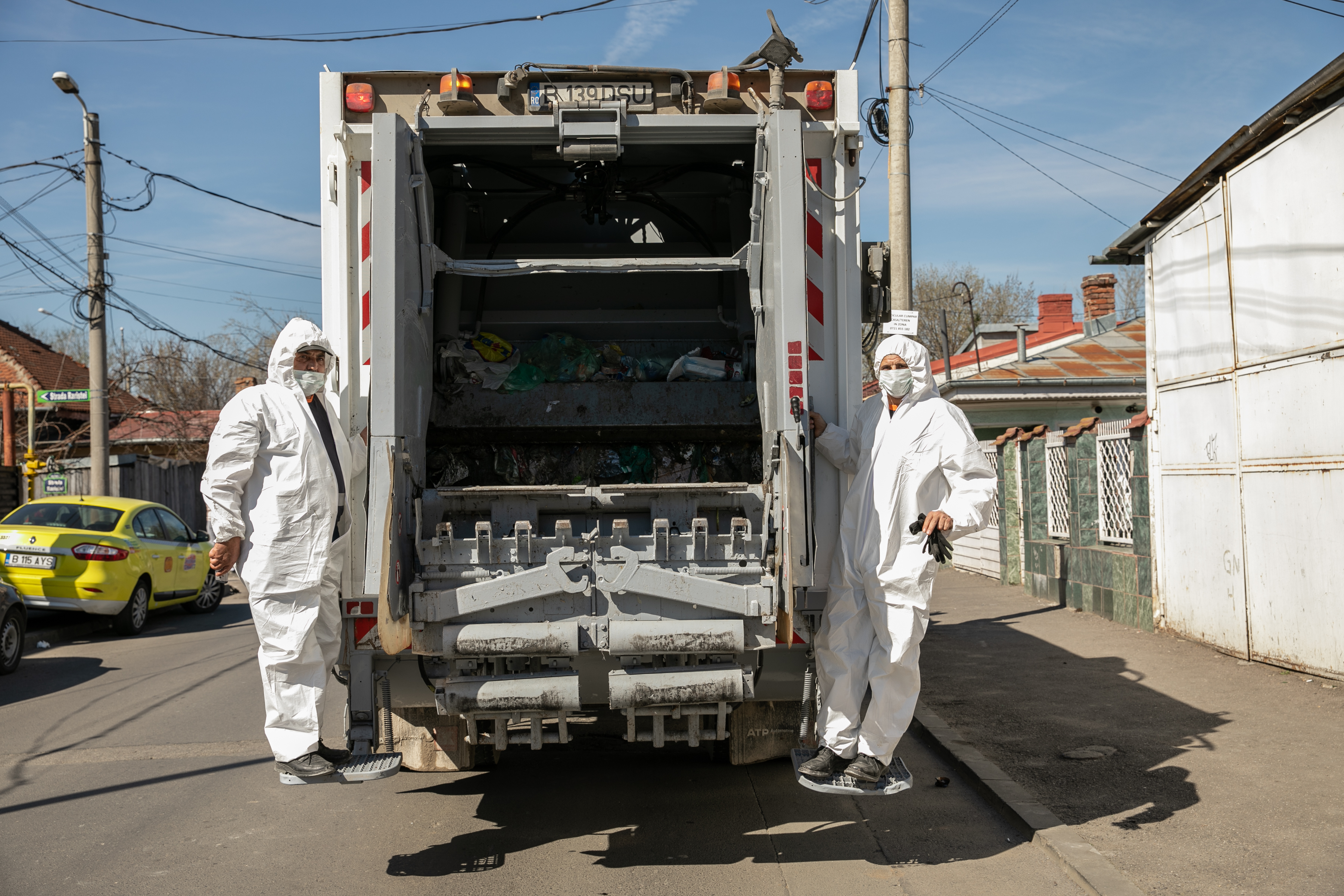 Eroii necunoscuți. 4.000 de ”gunoieri” înfruntă în București pandemia de coronavirus și stigmatizarea: ”Fără ei, în trei zile avem și holeră”