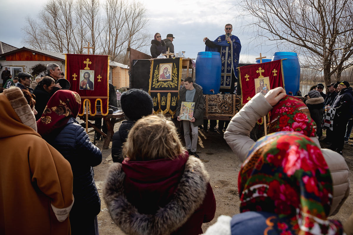 REPORTAJ Boboteaza pe malul Dunării, în comuna Ostrov: procesiune la debarcader, concurs de prins crucea și curse de cai