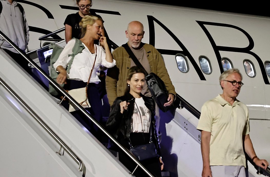 John Malkovich a ajuns în România. Actorul va urca pe scena Teatrului Național din Timișoara