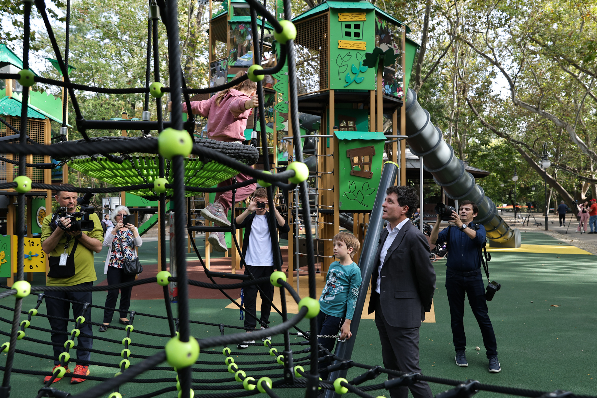FOTO. Locurile de joacă pentru copii din Parcul Cișmigiu au fost modernizate. Noutatea: zonă specială pentru persoanele cu dizabilități