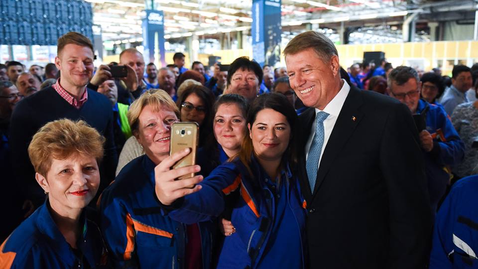Klaus Iohannis a testat noul Ford EcoSport, cu Simone Tempestini, campionul României la raliu. Președintele, la un pas de a lovi o bordură | FOTO ȘI VIDEO