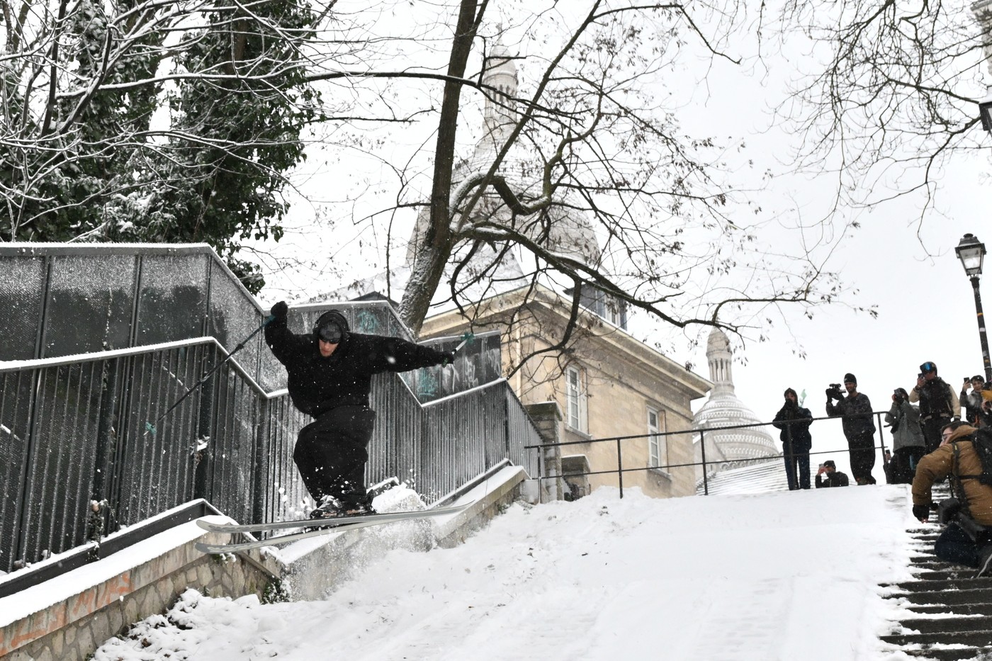 Schiorii au ocupat Montmartre în Paris, bătaie cu bulgări de zăpadă pe aeroport în Olanda | VIDEO