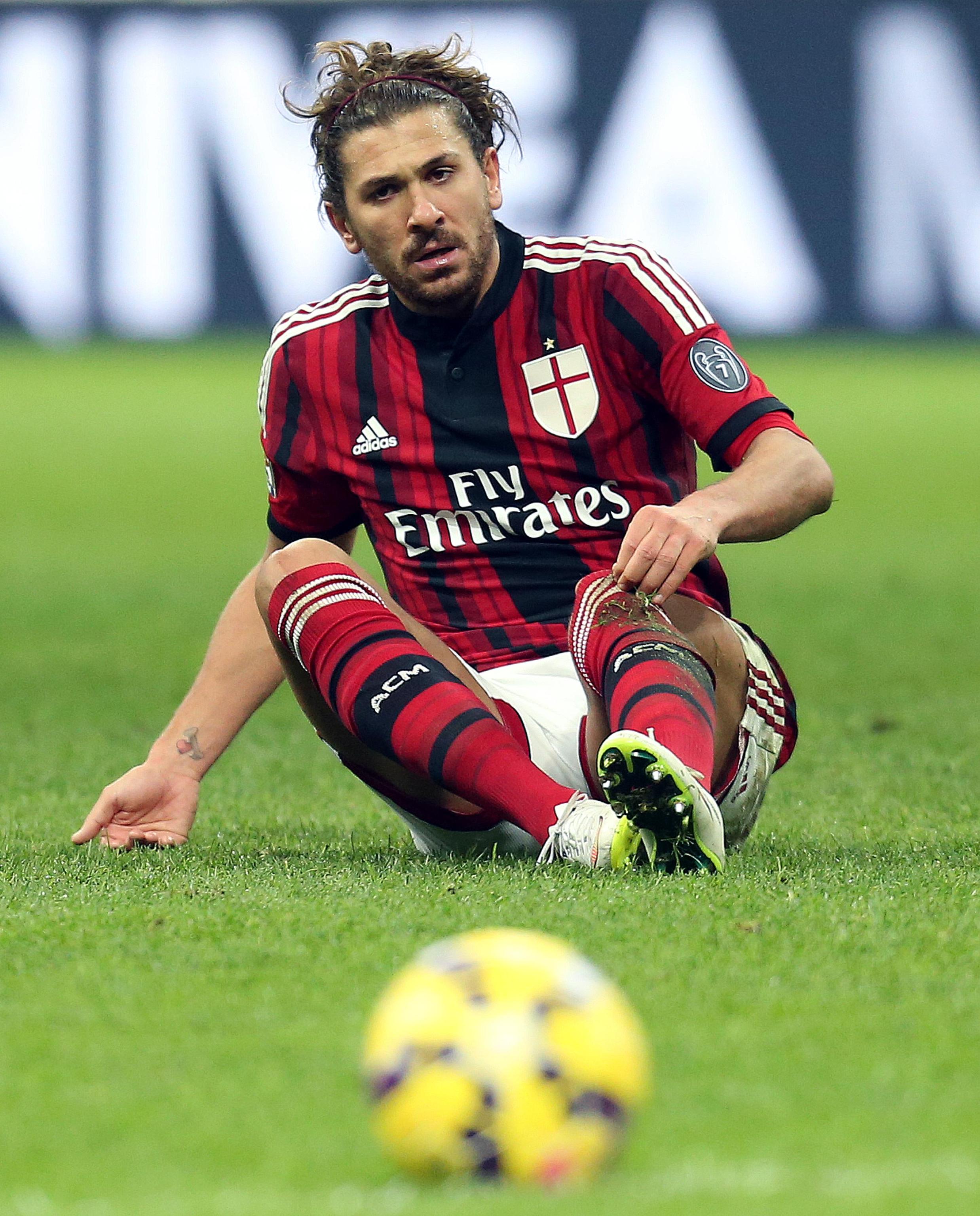 ”Diavolul”, în haine noi! Schimbare majoră de design pentru tricourile în care AC Milan va juca în sezonul viitor / GALERIE FOTO