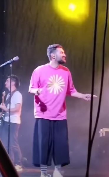 Octavia Geamănu l-a ironizat pe Smiley, după ce a purtat tricou roz și pantaloni largi: „E prea de tot”. Fanii artistului au criticat-o aspru pe fosta prezentatoare