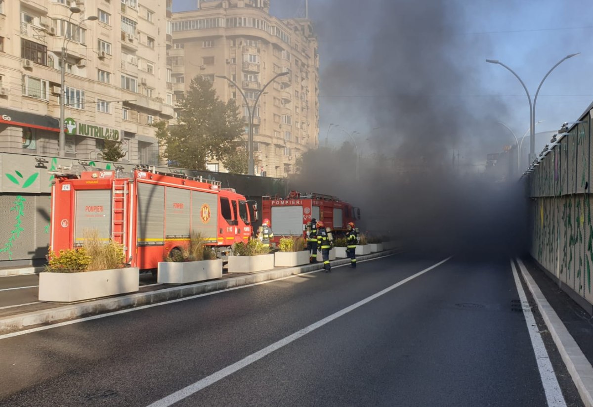 O mașină a luat foc în Pasajul Unirii. Toți oamenii au fost evacuați. VIDEO