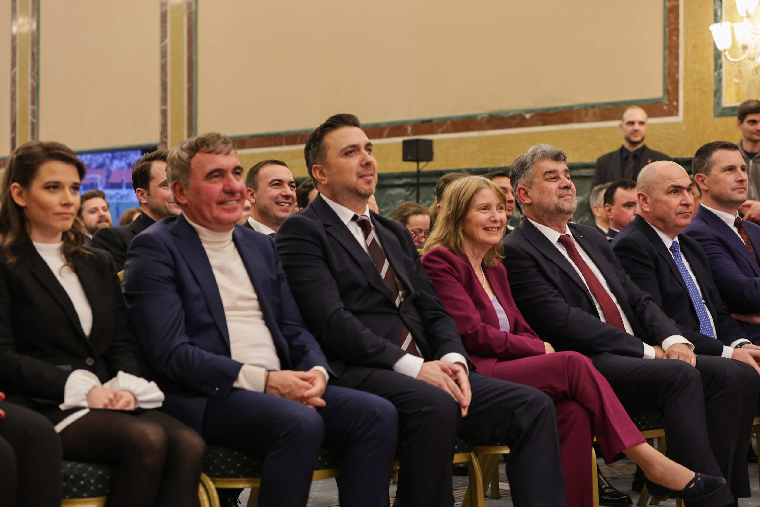 Românii pot călători în SUA fără vize din 31 martie. Decizia, oficializată de Marcel Ciolacu, ambasadoarea SUA și Hagi: „Un moment istoric”