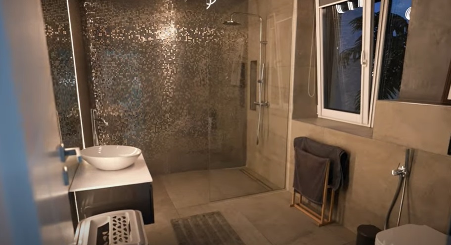 Noi imagini din casa lui Dorian Popa, după ce a renovat-o. Are propriul solar de bronzat și un garaj de lux unde își ține mașina de 300.000 de euro