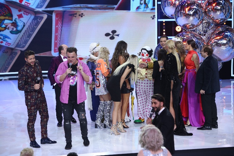 Măști spectaculoase și zeci de vedete la Revelionul Starurilor 2019,  prezentat de Dan Negru | FOTO