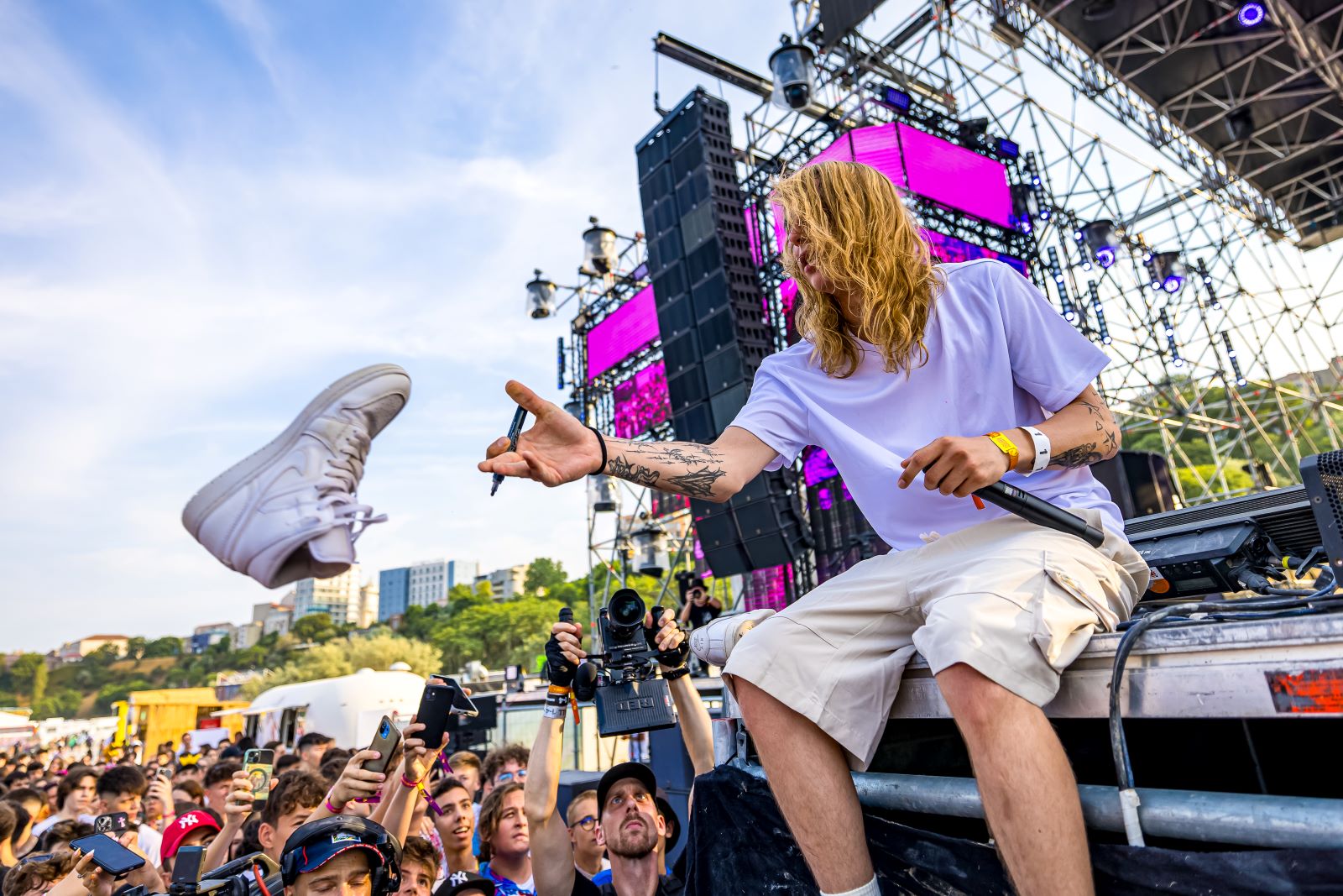 Festivalul NEVERSEA, ziua 1 - peste 65.000 de participanți. Lil Uzi Vert a făcut un show total pe mainstage, zecile de mii de fani au cântat alături de rapperul american