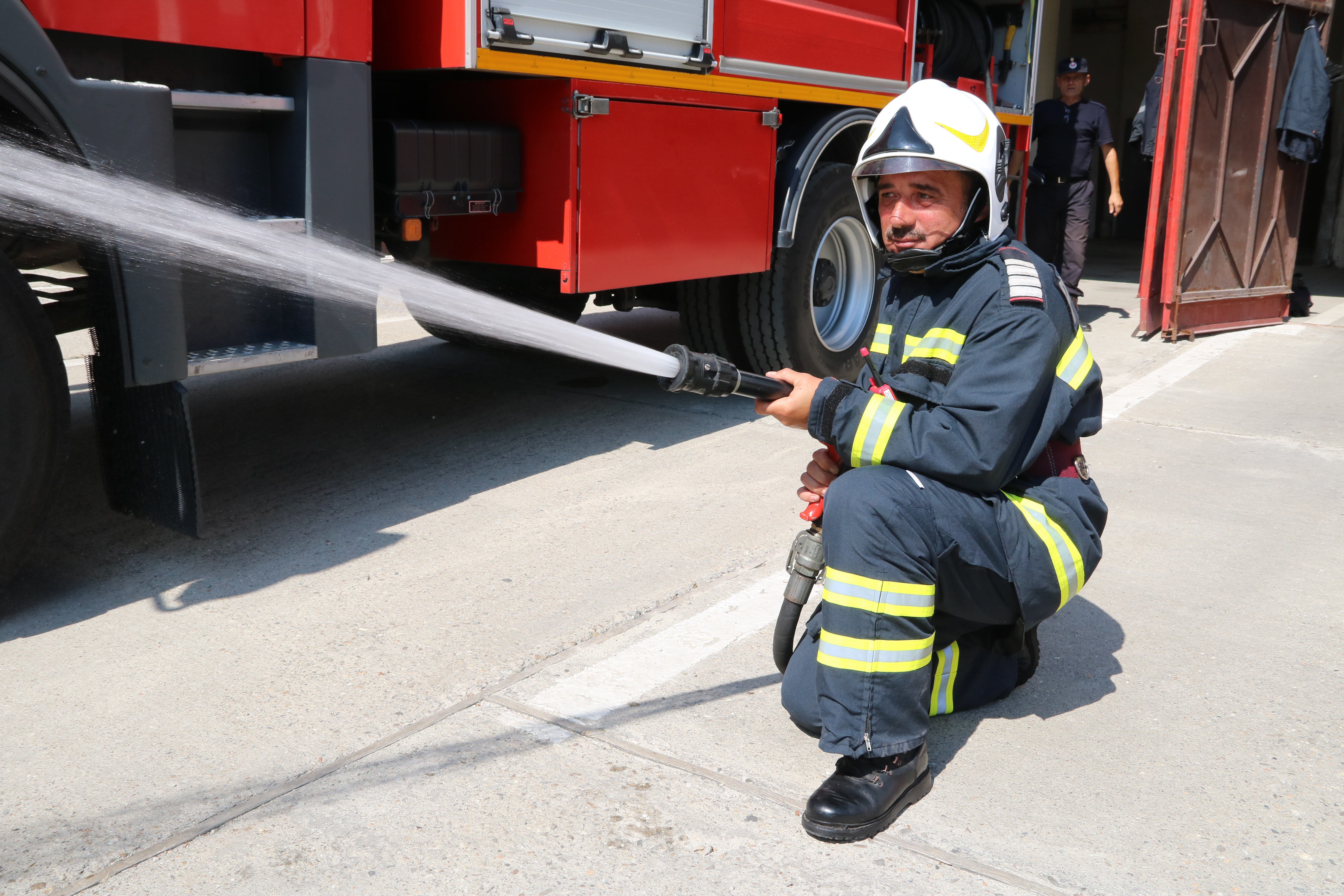 REPORTAJ/ Povestea impresionantă a pompierului-înger care întoarce oamenii din morți. S-a dus înapoi în foc și cenușă ca să salveze hainele de înmormântare ale unui bătrân