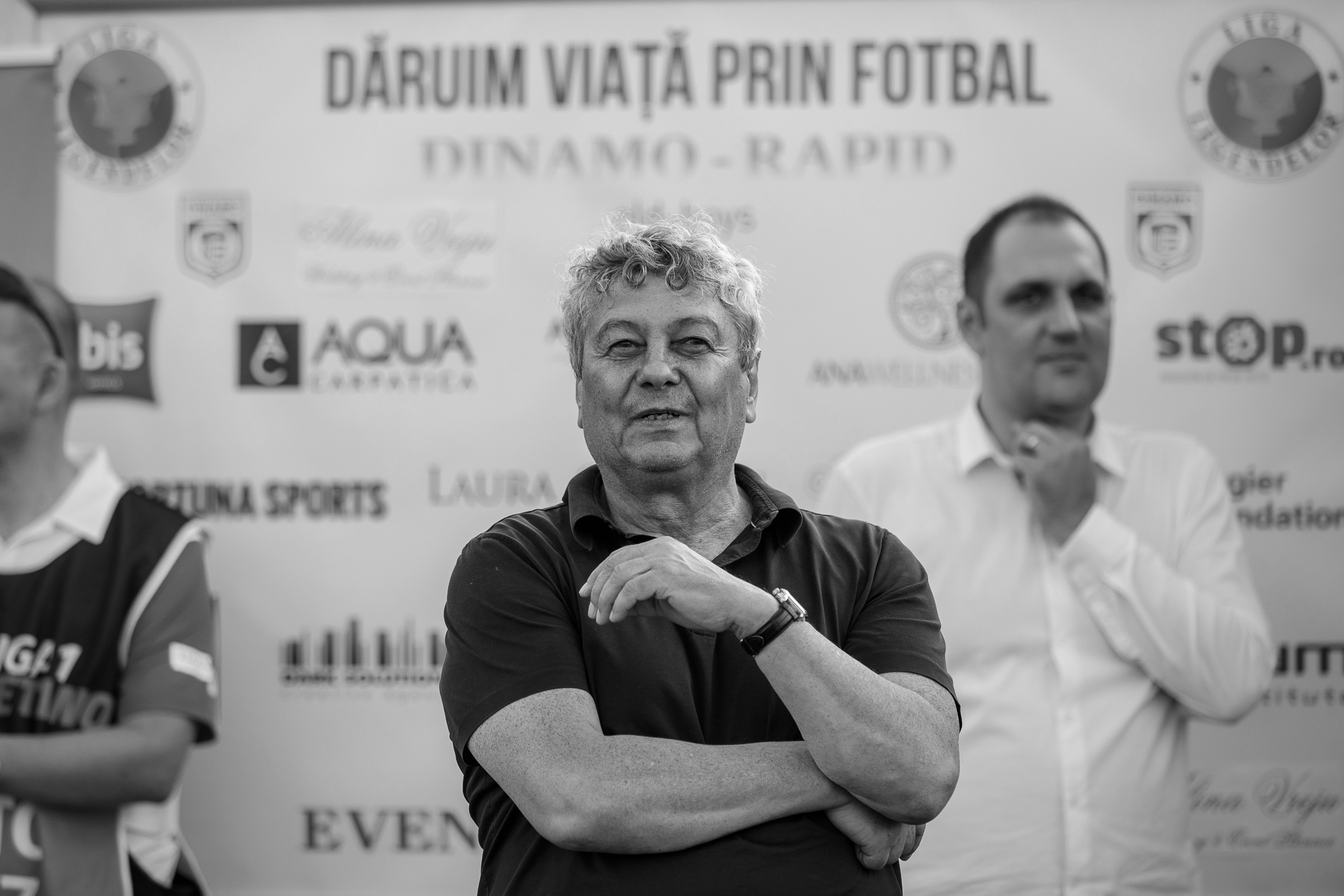 Imagini sfâșietoare la înmormântarea lui Mircea Lucescu. Neli Lucescu, ținută strâns de mână de fiu și sprijinită de noră
