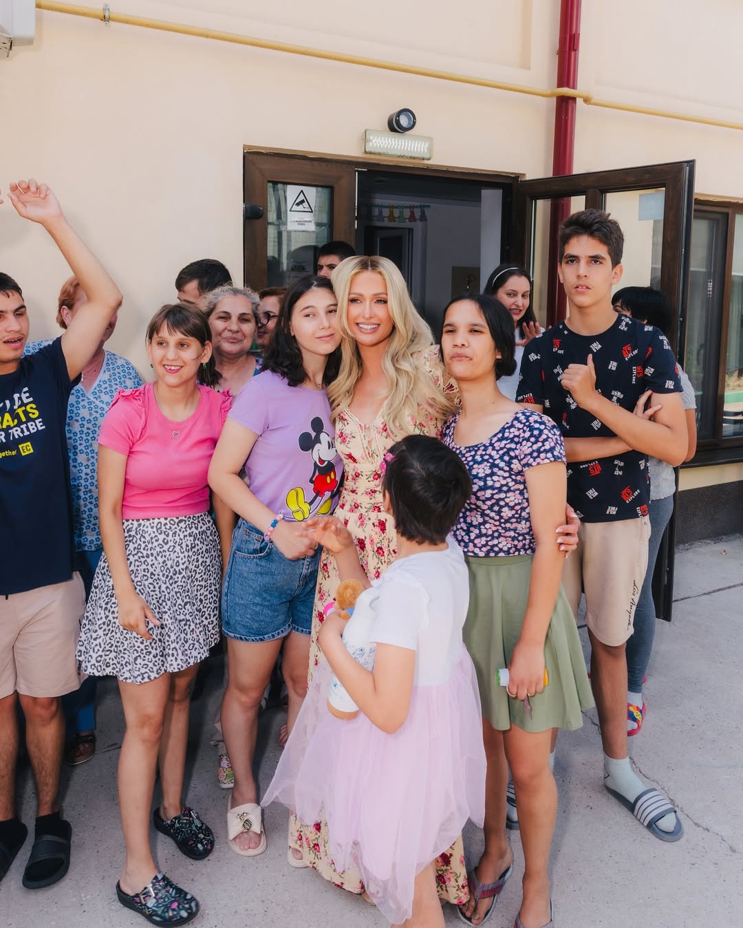Paris Hilton a ajutat copiii nevoiași din Craiova. Primele declarații ale vedetei: „Am văzut cum arată speranța adevărată”