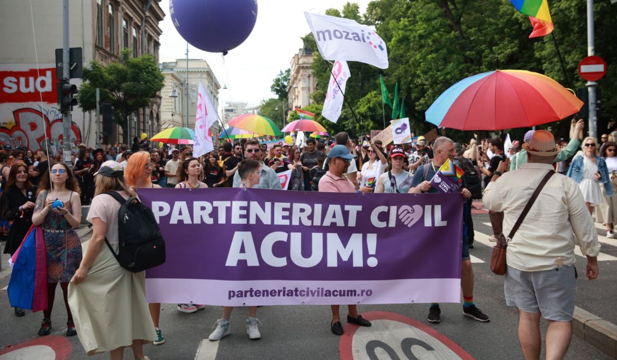 Marșul Bucharest Pride 2026: zeci de mii de oameni cer drepturi egale pentru comunitatea LGBT+ și parteneriat civil pe Calea Victoriei