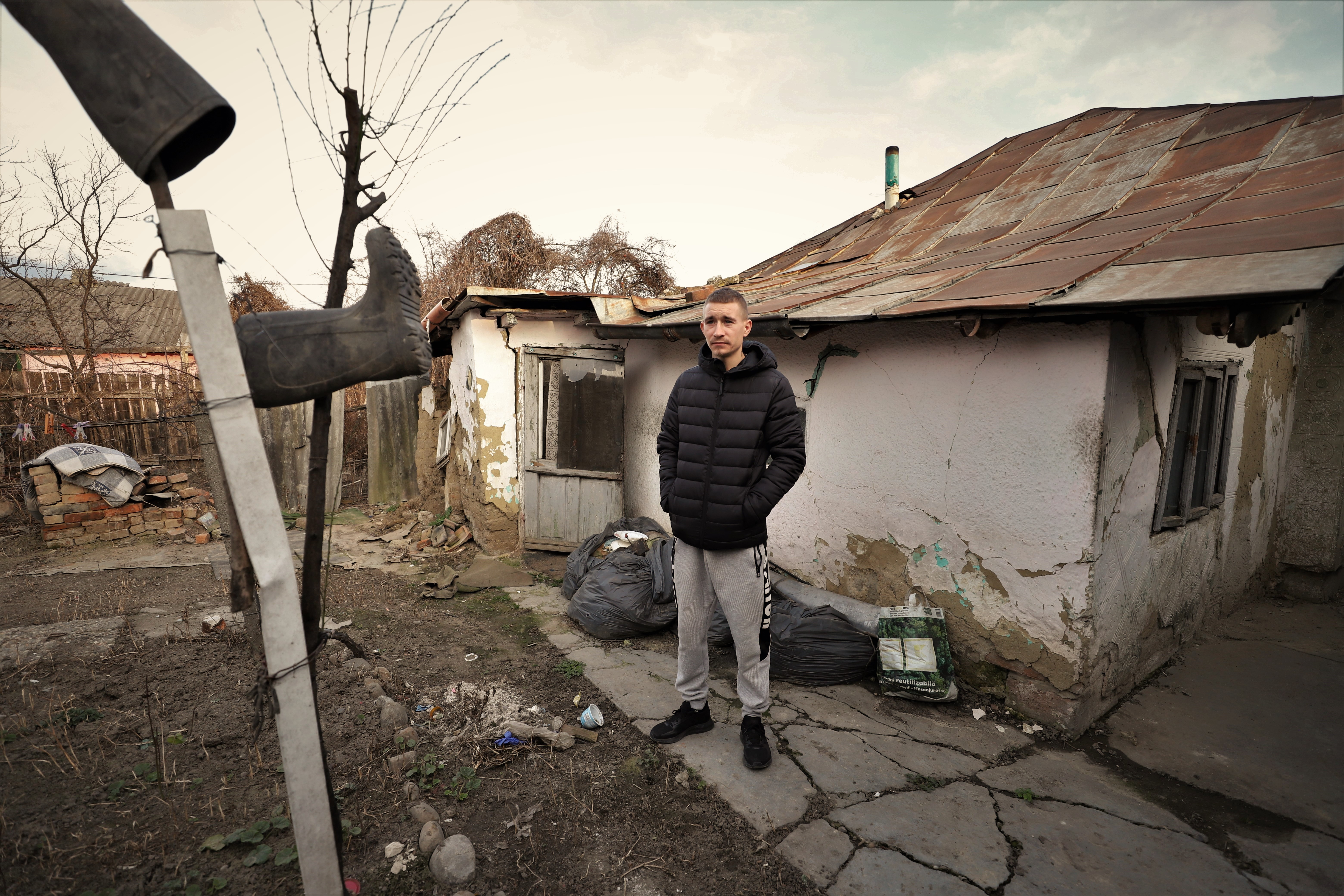 REPORTAJ. La 26 de ani, Andrei veghează la căpătâiul mamei căzute la pat. S-a împrumutat 700 de lei ca să ia o ușă pentru casa lor care stă să cadă: „Muncesc să am grija ei! N-o s-o părăsesc niciodată!”