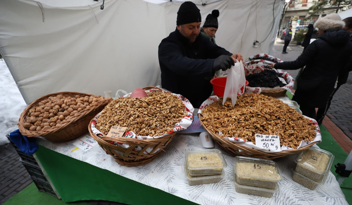 Cât costă poalele-n brâu la Târgul de Mărțișor: unii români țin post cu chipsuri de șorici