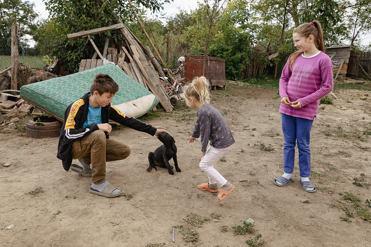 REPORTAJ. Noul proiect caritabil al părintelui Balaban: casă renovată pentru o familie cu patru copii, dintre care unul bolnav