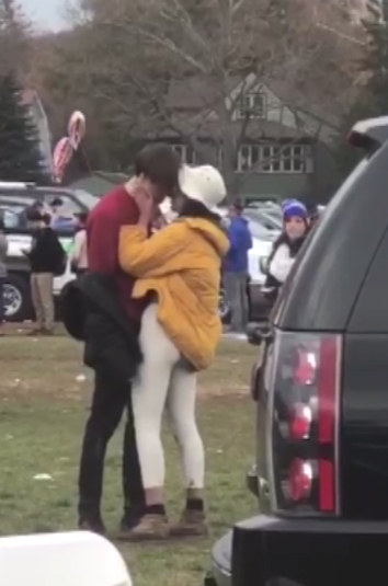 FOTO| Malia Obama surprinsă sărutându-se cu un tânăr de la Harvard