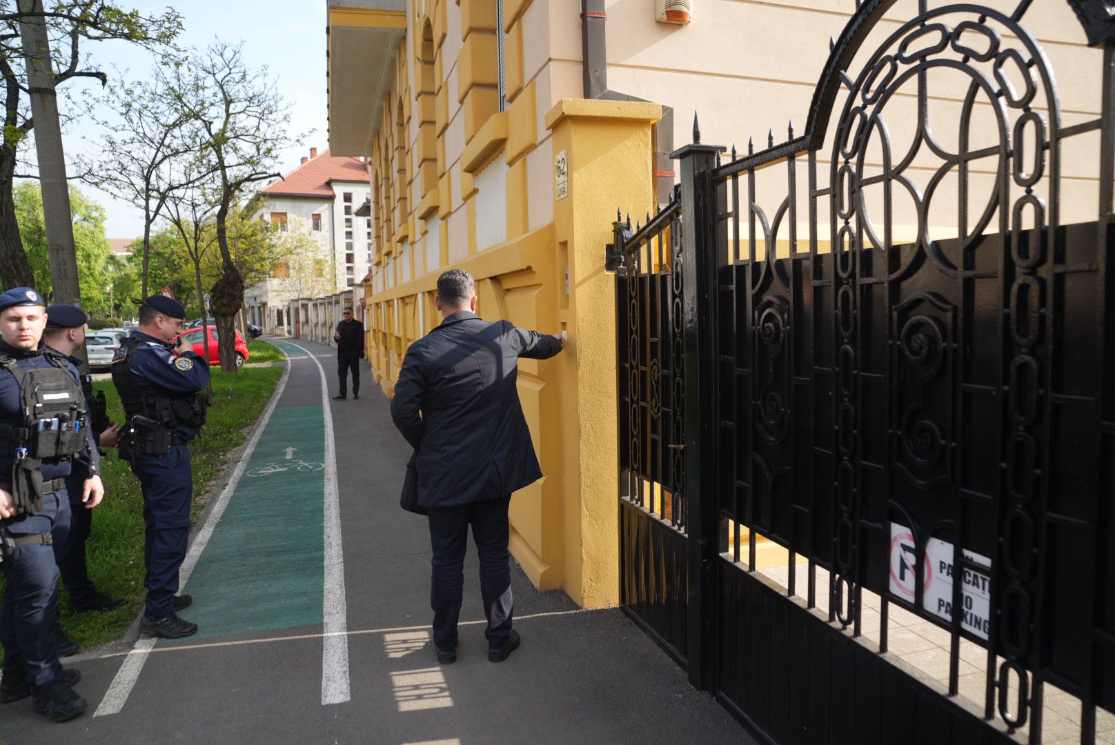 Dominic Fritz a intrat cu jandarmii în palatul Loga 52 din Timișoara: Primăria a recuperat clădirea de la clanul Momiță și o va transforma în grădiniță