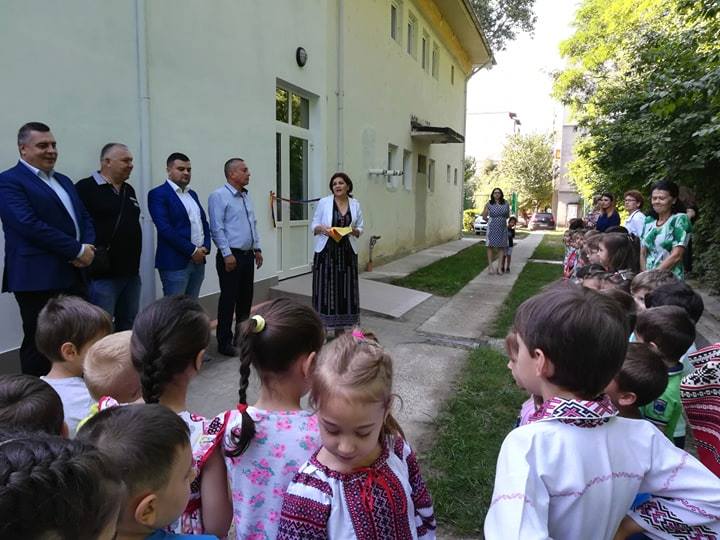 FOTOGALERIE | La Tecuci s-a tăiat panglica pentru o scară de incendiu. Primarul, întâmpinat cu pâine şi sare