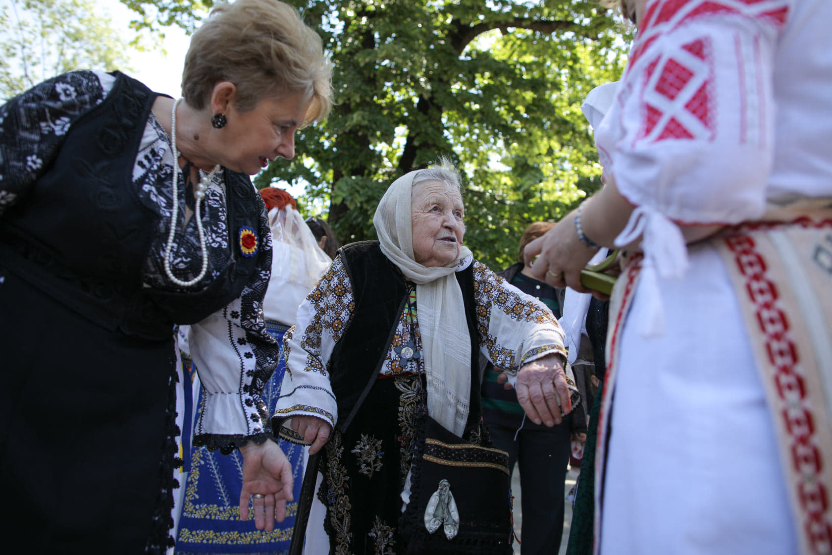 Zeci de oameni au defilat în costume populare, de ziua națională a portului tradițional din România / FOTO