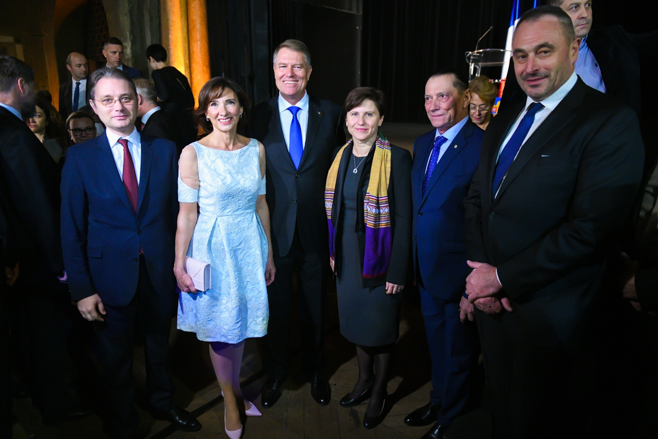 GALERIE FOTO / Carmen Iohannis a impresionat cu ținutele purtate la Paris. Ea și Brigitte Macron au fost în centrul atenției