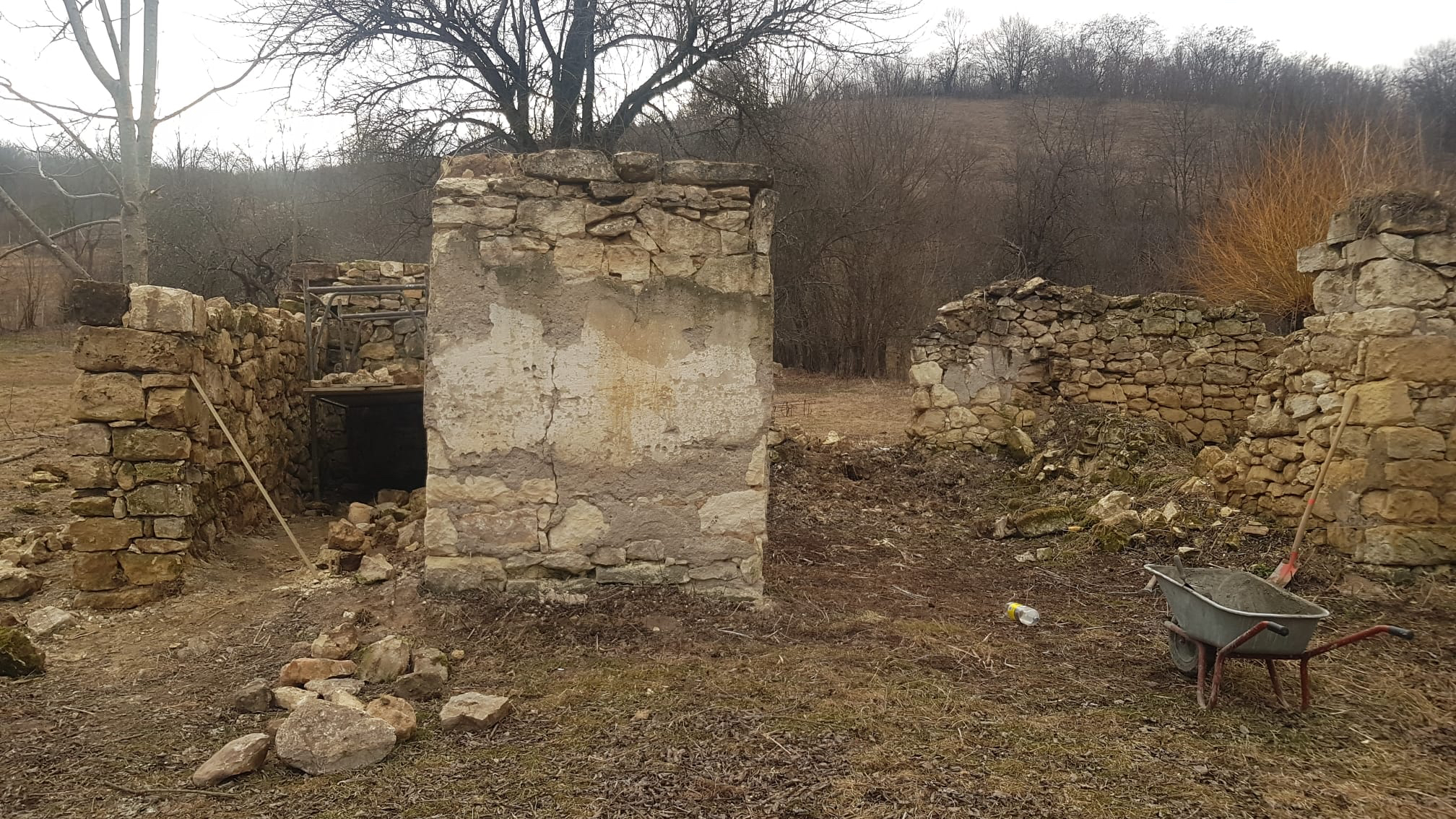 REPORTAJ. Problemele unui antreprenor întors acasă: „Cei de la ISU m-au întrebat: «Dar plan de evacuare cădere meteoriți aveţi?» Glumeau sau nu?”