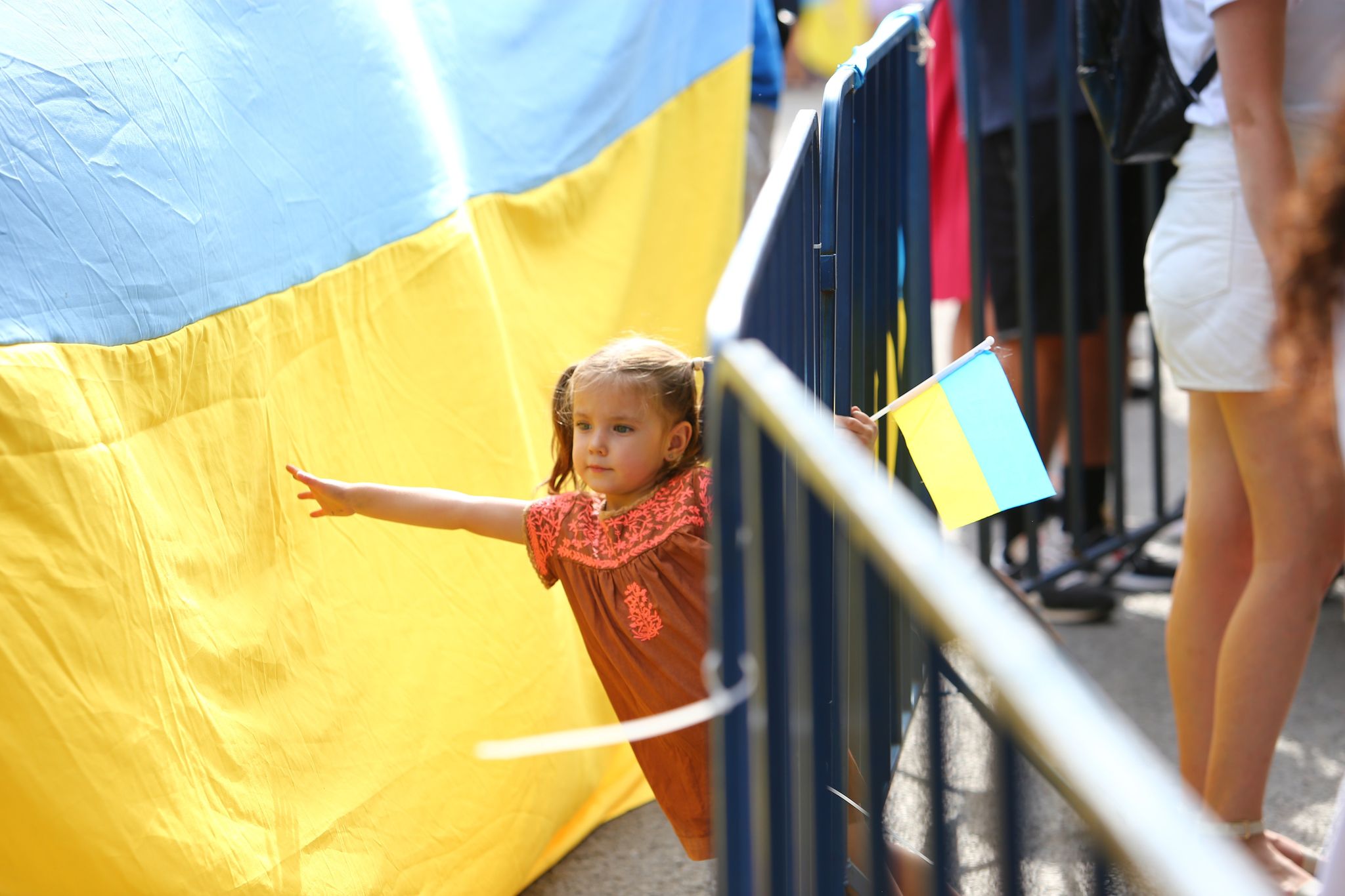 REPORTAJ. 150 de ucraineni au venit în fața ambasadei din București de ziua lor națională. „Vă mulțumim, oameni ai României”