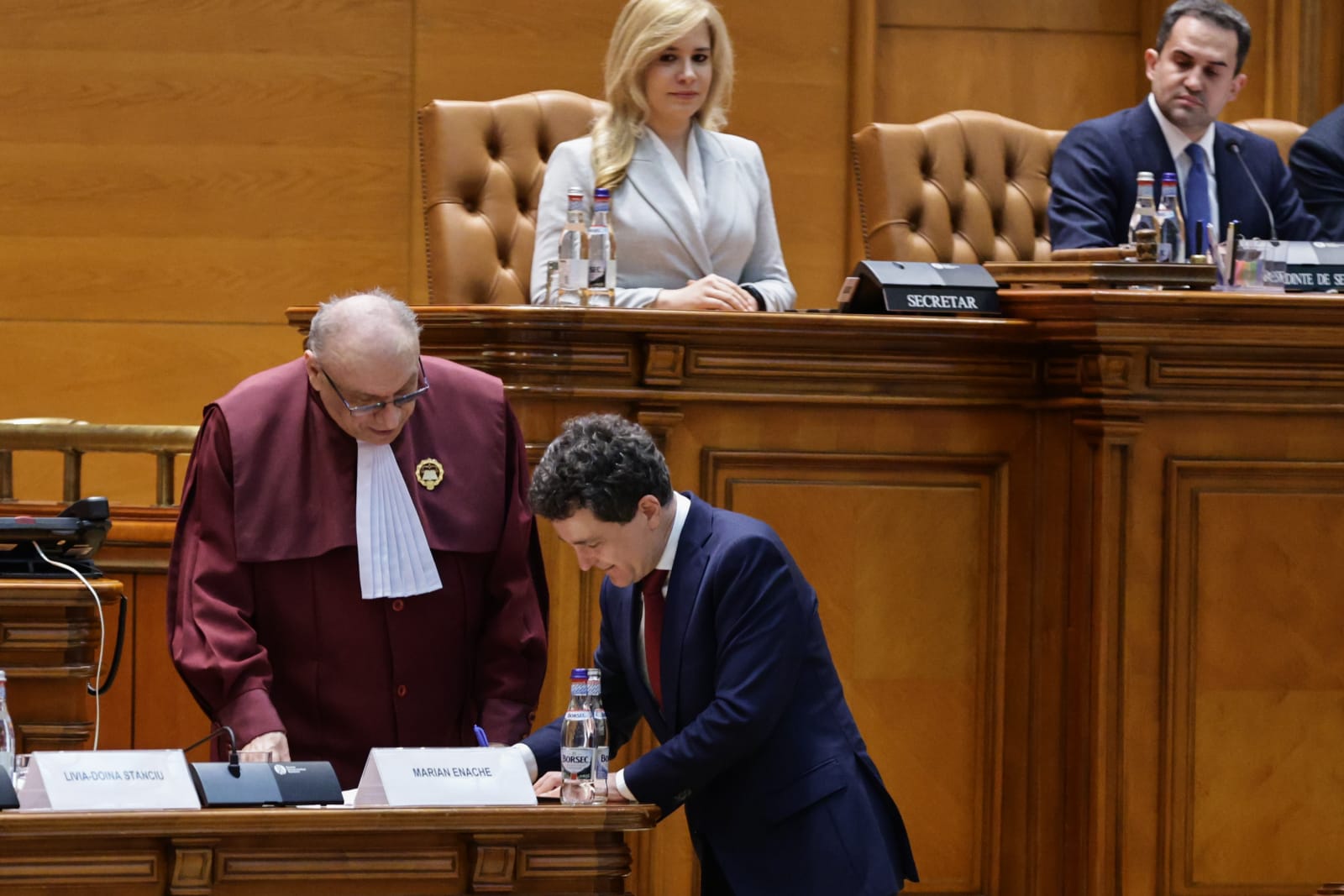 Nicușor Dan arată încă din prima zi că va fi președinte-jucător. Detalii surprinse la ceremonia de învestire: de la buna-dispoziție a lui Băsescu la încolonarea clasei politice | Reportaj