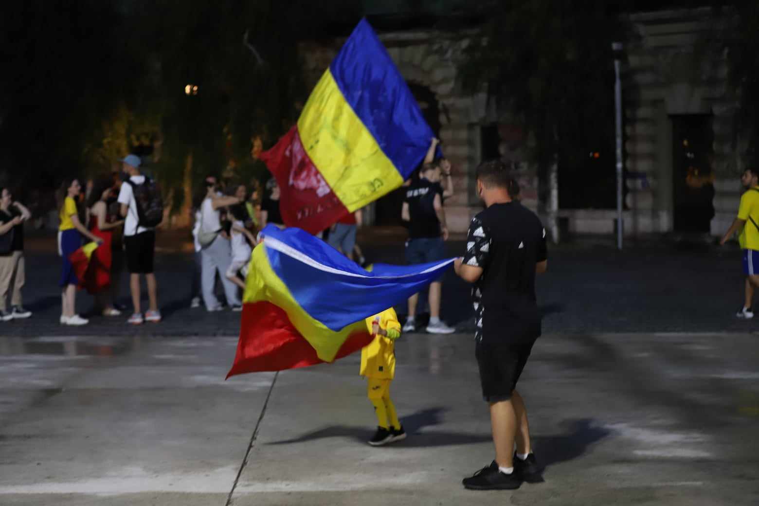 Incidente în Piața Universității, după România-Olanda 0-3. Jandarmii au reținut 3 persoane