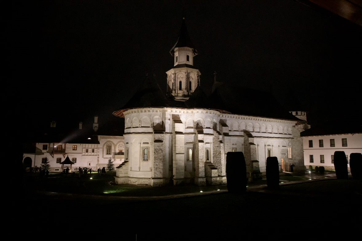 FOTOREPORTAJ. Învierea la Mănăstirea Putna, locul în care mai mulți refugiați ucraineni și-au găsit adăpost în calea războiului