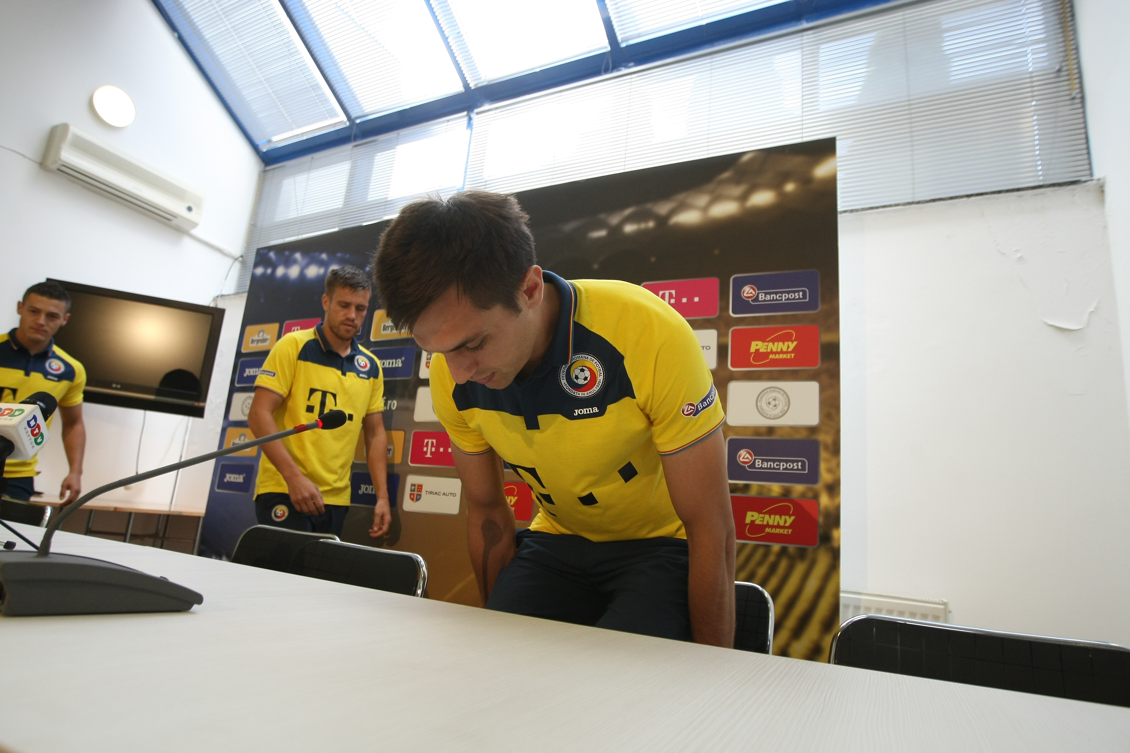 PRELIMINARIILE EURO 2016, ROMÂNIA - GRECIA (luni, ora 21.45, TVR 1) / Puiu e nervos. A plecat brusc din conferința de presă. Nu știe dacă va fi lăsat la cârma naționalei, ^dacă va califica echipa la turneul final din Franța. Ce au declarat tricolorii la Mogoșoaia / GALERIE FOTO