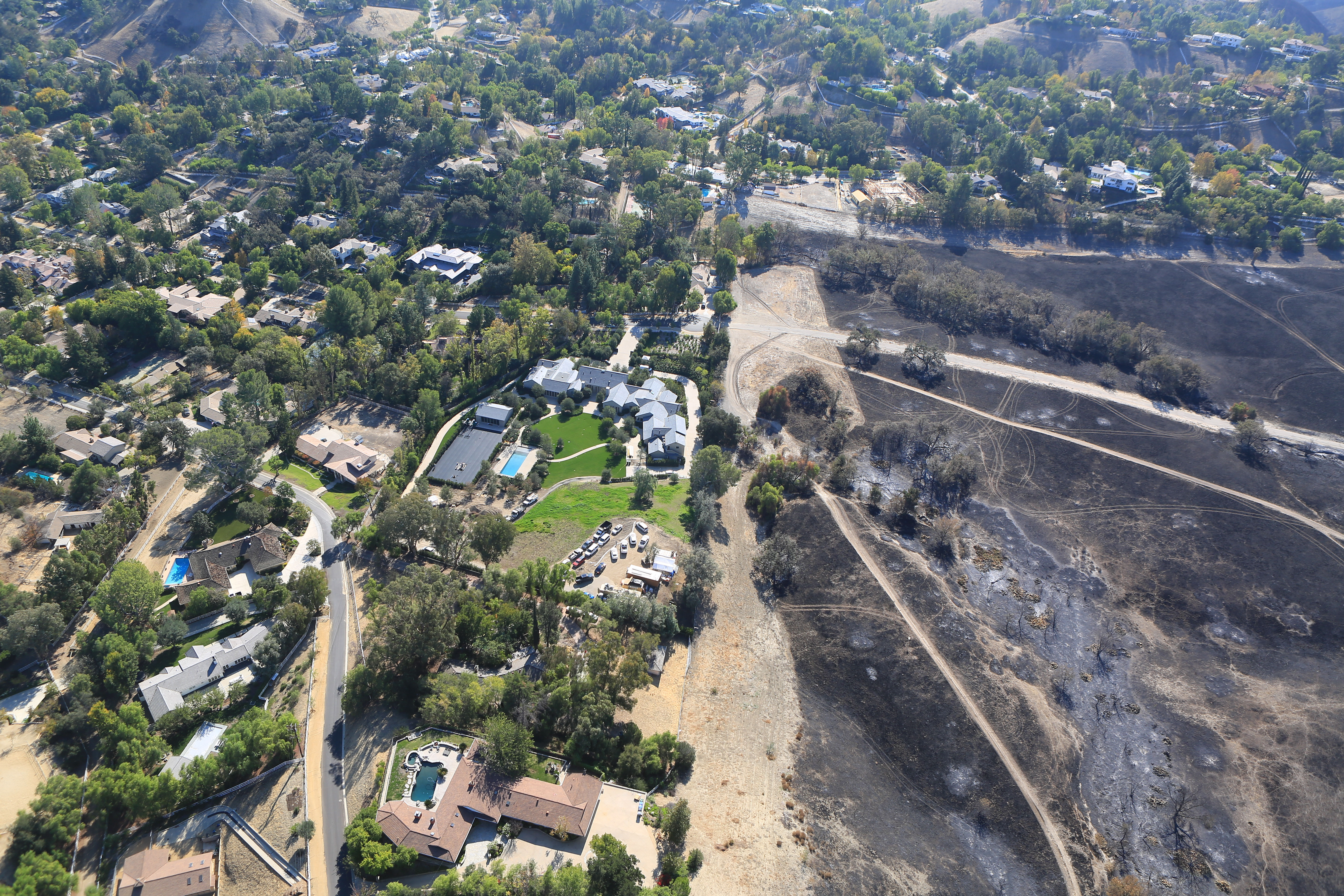 GALERIE FOTO - Cum arată vilele vedetelor care au plătit pompieri privați în timpul incendiilor din California