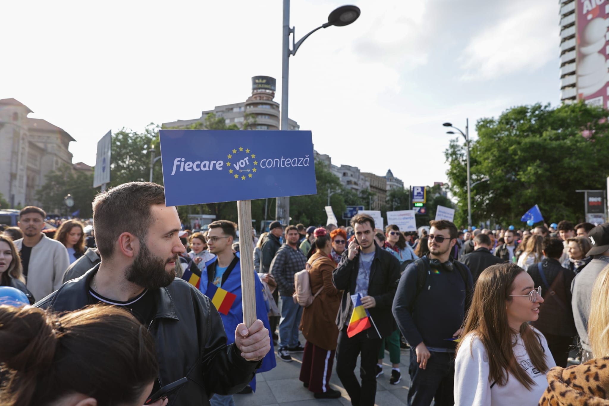 Miting pro Europa în București de Ziua Europei pentru susținerea apartenenţei la UE. Lumea a cântat „Imnul golanilor” și „Insieme”. Câți oameni au fost