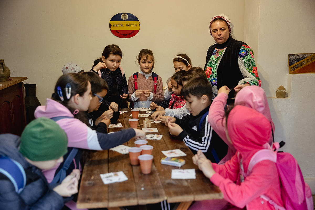 De Paști, la Muzeul Satului Vrâncean, sute de copii au lăsat smartphone-ul și au pus mâna pe chișiță, să încondeieze ouă. „Unii chiar au îndemânare, au ieșit lucruri faine”